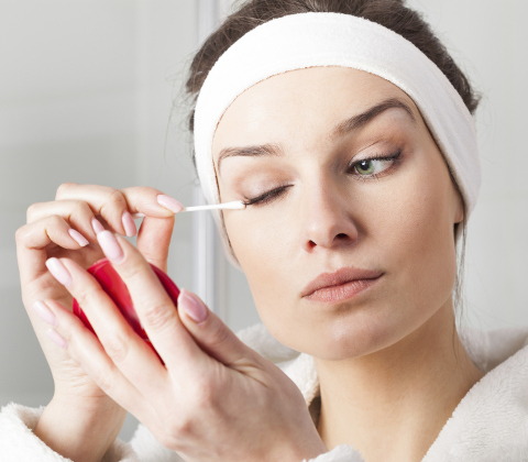 Sử dụng tăm bông để tẩy trang sạch vùng khóe mắt
