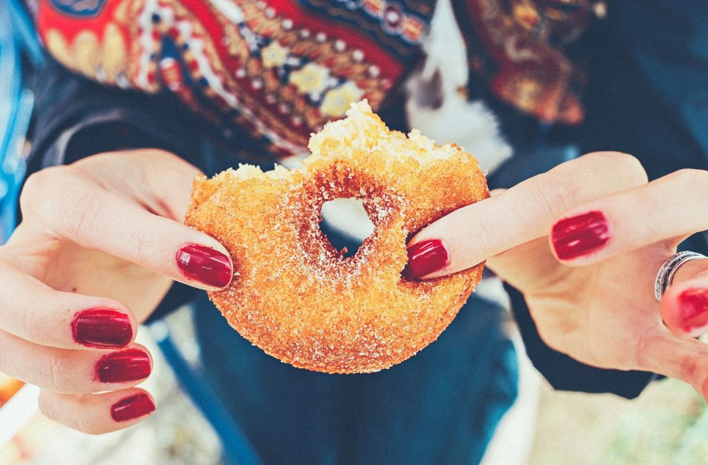 chế độ ăn uống - tay cầm bánh donut